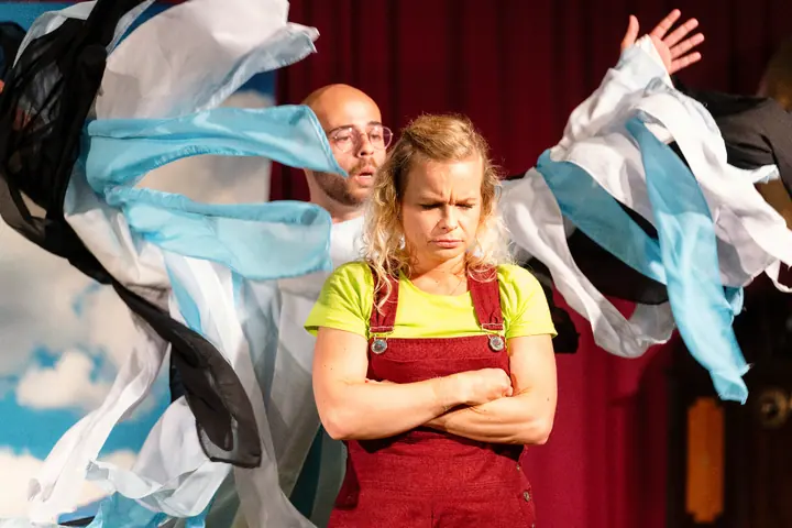 Gelb ist die Farbe der Sonne mit Douglas Morgan Brown und Sophia Kroll auf der Bühne